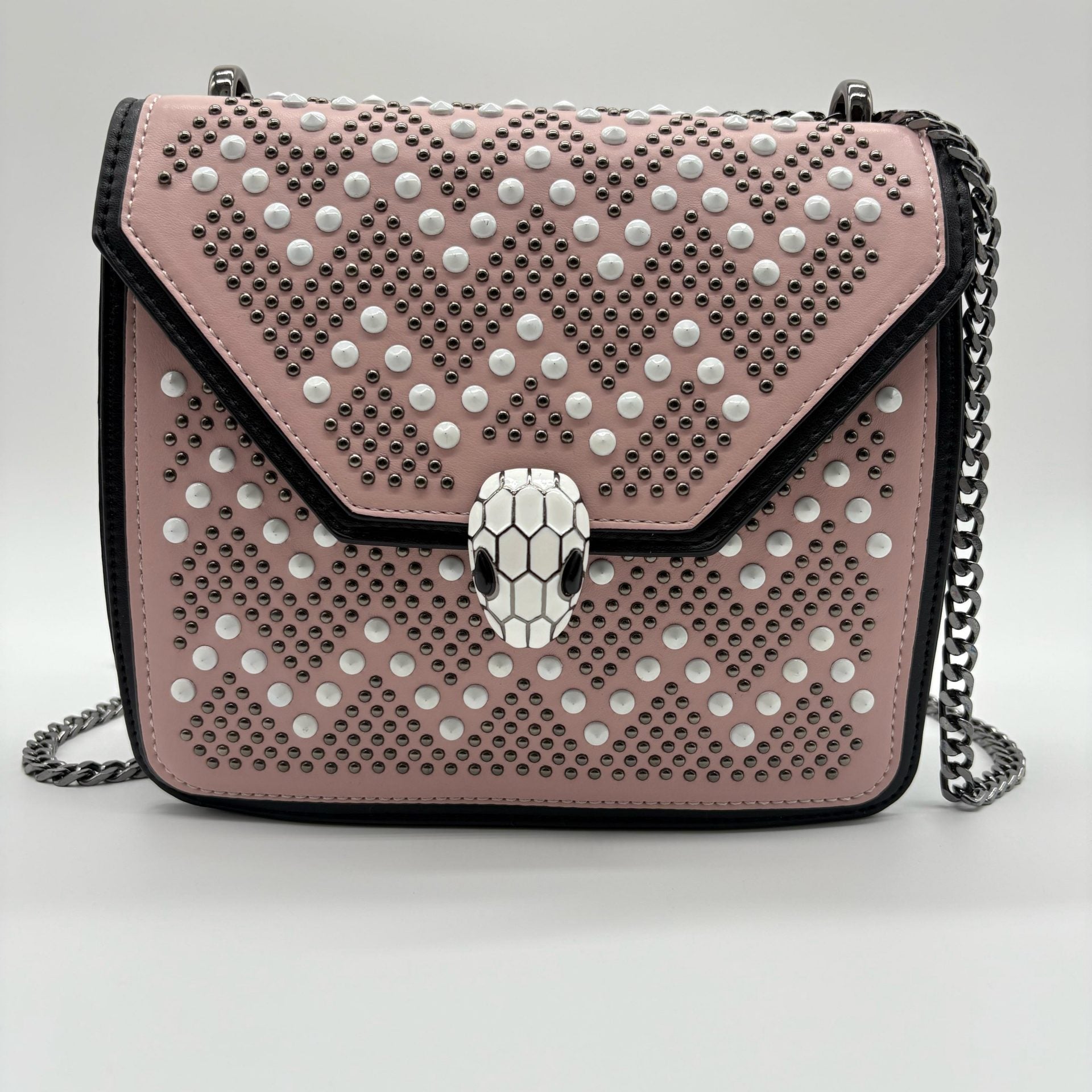 Bolso rosado apliques y cadena plomo 20cm* 7cm* 16cm C- 23195
